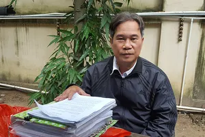 Điều tra viên còng treo tay bị cáo lên cửa sổ