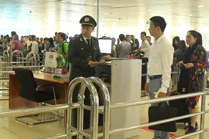 Dùng giấy tờ giả bị cấm bay vẫn chưa ngán