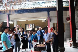 Du thuyền đến Việt Nam lênh đênh không bến đậu