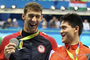 Scholling ‘nhảy múa giữa bầy sói’