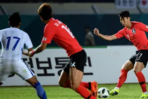 Sao Son Heung-min xấu hổ