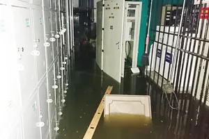 Hàng loạt tầng hầm khách sạn ngập nặng dù mưa không lớn