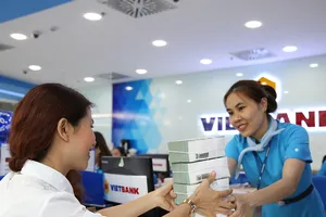 Siết tín dụng, ngân hàng phải ‘thắt lưng buộc bụng’