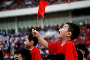 Biển người chào đón các VĐV ở sân vận động Mỹ Đình