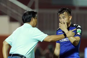 B. Bình Dương thà bỏ cúp hơn rớt hạng