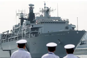 Trung Quốc chạm trán tàu Anh trên biển Đông