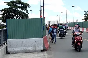 Mở rộng cầu, người đi bộ bị đẩy xuống lòng đường