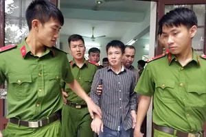 Mua hàng từ tàu ở nước ngoài về, tội gì?