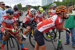 HLV ‘dạy’ luật cho trọng tài và tổng thư ký LĐ Xe đạp