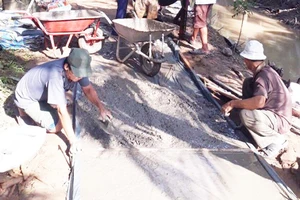 Nhóm từ thiện giúp dân làm đường, xây cầu