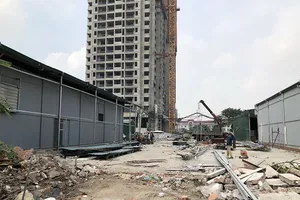 Cưỡng chế hàng loạt nhà kho tự phát để làm khu đô thị