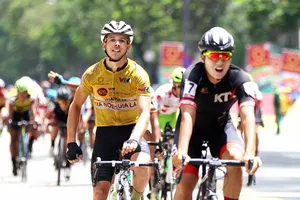 Áo vàng VTV Cup bỏ xe đạp đi… ‘cứu người’