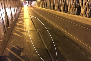 Dân sợ bị lọt xe máy khi qua cầu