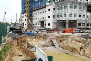 Mở lại đường bị đóng để xây bệnh viện