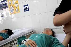 Nâng mũi giá 600.000 đồng, thiếu nữ có nguy cơ mù mắt