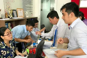 Cán bộ phường mỏi tay ký sao y