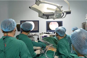 Việt Nam là nước đầu tiên mổ nội soi tuyến giáp một lỗ