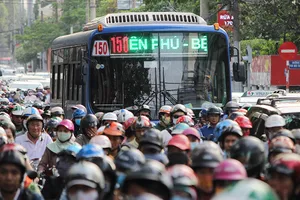 Có nên dành làn ưu tiên cho xe buýt?