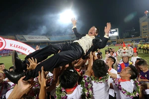 Lỗi bầu Hiển hay lỗi nền bóng đá?