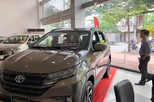 Đại lý ô tô tung chiêu ‘bia kèm lạc’