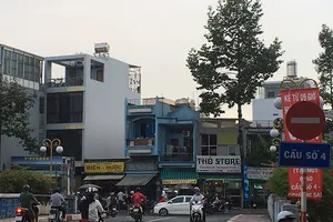 Ngang nhiên chạy ngược chiều nhưng không bị phạt!