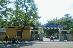 Sinh viên tố giảng viên nâng điểm cho em trai