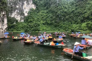 1.500 phụ nữ chèo đò ở Khu du lịch Tràng An