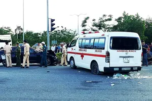 Vụ y tá văng ra đường: Xe cứu thương sai