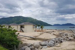 Lấy đá làm kè chắn, bãi biển mất mỹ quan