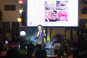 Blouse trắng làm ‘ca sĩ’ và tư vấn y khoa