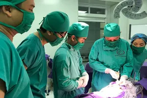 Phẫu thuật cắt u quái cho bé 1 ngày tuổi