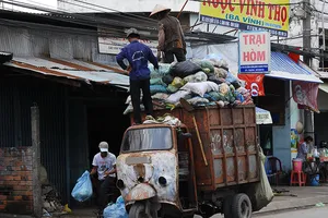 Người đi đường ngán ngại xe rác gây mất vệ sinh