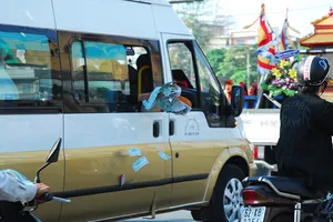 Có nên xử phạt rải tiền vàng mã khi đưa tang?