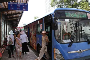 Vì sao xe buýt ‘lép vế’ trước xe ôm công nghệ?