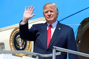 Ông Trump được khuyên dùng điện thoại Trung Quốc