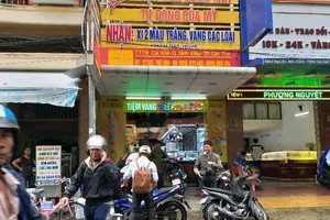 Vụ đổi 100 USD: Việc khám xét tiệm vàng có đúng thẩm quyền?