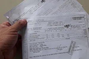 Mệt nhoài chờ bệnh viện xuất hóa đơn