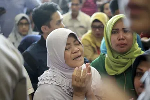 Máy bay rơi và những chuyện nhói lòng