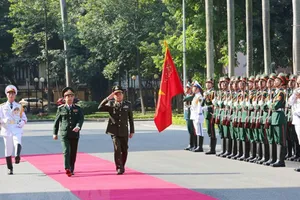 Tổng tư lệnh quân đội Campuchia thăm Việt Nam