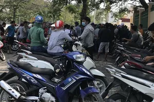 Gần trăm người tụ tập đòi tiền đào tạo lái xe