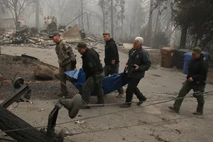 Bão lửa tấn công Mỹ, ông Trump bị chỉ trích