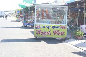 Quốc lộ 60: Vô tư buôn bán dưới lòng đường