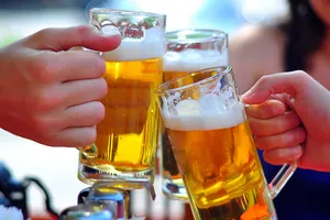 Ủng hộ tuýt còi với rượu bia quá lố