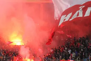 Hiểm họa pháo sáng đe dọa đội tuyển Việt Nam