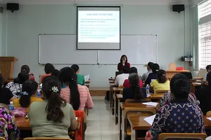 CLB Sen Hồng hỗ trợ nữ lao động làm ở bar, club...