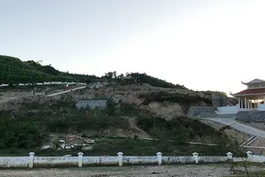 Xin làm nghĩa trang để phá rừng, móc than