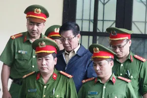 Bán nhà, vợ bỏ vì cờ bạc do 2 cựu tướng công an ‘bảo kê’