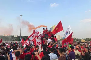 CĐV Việt Nam đốt pháo sáng ngoài sân Mỹ Đình