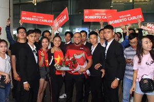 Cựu hậu vệ Brazil, Roberto Carlos đưa đội Việt Nam lên mây