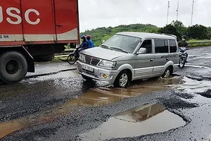 Mưa lớn, quốc lộ 1 qua Phú Yên như ruộng cày